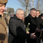 Przysięga żołnierzy Wojsk Obrony Terytorialnej. Po lewej: Krzysztof Lipiec - poseł PiS, Jarosław Rusiecki - senator RP i Andrzej Pruś - przewodniczący Sejmiku Województwa Świętokrzyskiego / Marzena Mąkosa / Radio Kielce