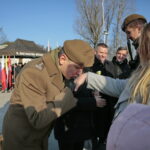 Przysięga żołnierzy Wojsk Obrony Terytorialnej. Po lewej wyróżnienia i gratulacje składa płk Artur Barański - dowódca 10. Świętokrzyskiej Brygady WOT / Marzena Mąkosa / Radio Kielce