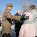 Przysięga żołnierzy Wojsk Obrony Terytorialnej. Po lewej wyróżnienia i gratulacje składa płk Artur Barański - dowódca 10. Świętokrzyskiej Brygady WOT / Marzena Mąkosa / Radio Kielce