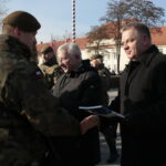 Przysięga żołnierzy Wojsk Obrony Terytorialnej. Po prawej Krzysztof Lipiec - poseł PiS i Jarosław Rusiecki - senator RP / Marzena Mąkosa / Radio Kielce