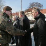 Przysięga żołnierzy Wojsk Obrony Terytorialnej. Po prawej: Andrzej Pruś -przewodniczący Sejmiku Województwa Świętokrzyskiego / Marzena Mąkosa / Radio Kielce