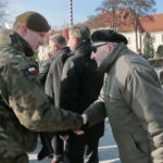 Przysięga żołnierzy Wojsk Obrony Terytorialnej. Gratulacje składa przedstawiciel kombatantów  / Marzena Mąkosa / Radio Kielce