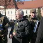 Przysięga żołnierzy Wojsk Obrony Terytorialnej. Gratulacje składa Krzysztof Lipiec - poseł PiS  / Marzena Mąkosa / Radio Kielce