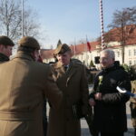 Przysięga żołnierzy Wojsk Obrony Terytorialnej. Gratulacje i wyróżnienia wręcza płk Artur Barański - dowódca 10. Świętokrzyskiej Brygady WOT, Krzysztof Lipiec - poseł PiS i Jarosław Rusiecki - senator RP / Marzena Mąkosa / Radio Kielce