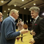 Międzynarodowy Dzień Osób Niepełnosprawnych. Wręczenie statuetek "Świętokrzyskich Burzycieli Barier im. Anny Sowy". Nagroda Specjalna w konkursie "Świętokrzyscy Burzyciele Barier im. Anny Sowy" dla Geoparku Amfiteatru Kadzielni w kategorii "Łatwy Dostęp". Po prawej: Krzysztof Słoń - senator RP / Marzena Mąkosa / Radio Kielce