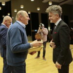 Międzynarodowy Dzień Osób Niepełnosprawnych. Wręczenie statuetek "Świętokrzyskich Burzycieli Barier im. Anny Sowy". Nagroda Specjalna w konkursie "Świętokrzyscy Burzyciele Barier im. Anny Sowy" dla Geoparku Amfiteatru Kadzielni w kategorii "Łatwy Dostęp". Po prawej: Krzysztof Słoń - senator RP / Marzena Mąkosa / Radio Kielce