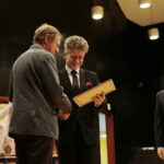 Międzynarodowy Dzień Osób Niepełnosprawnych. Wręczenie statuetek "Świętokrzyskich Burzycieli Barier im. Anny Sowy". Wyróżnienie dla Domu Pomocy Społecznej im. Jana Pawła II w Kielcach w kategorii "Łatwy Dostęp" wręcza Krzysztof Słoń- senator RP / Marzena Mąkosa / Radio Kielce