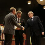 Międzynarodowy Dzień Osób Niepełnosprawnych. Wręczenie statuetek "Świętokrzyskich Burzycieli Barier im. Anny Sowy". Wyróżnienie dla Domu Pomocy Społecznej im. Jana Pawła II w Kielcach w kategorii "Łatwy Dostęp" wręcza Krzysztof Słoń - senator RP i Andrzej Michalski - dyrektor świętokrzyskiego oddziału Państwowego Funduszu Rehabilitacji Osób Niepełnosprawnych / Marzena Mąkosa / Radio Kielce