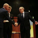 Międzynarodowy Dzień Osób Niepełnosprawnych. Wręczenie statuetek "Świętokrzyskich Burzycieli Barier im. Anny Sowy". Wyróżnienie dla Starostwa Powiatowego w Końskich w kategorii "Łatwy Dostęp". Wyróżnienie wręczają Krzysztof Słoń - senator RP i Andrzej Michalski - dyrektor świętokrzyskiego oddziału Państwowego Funduszu Rehabilitacji Osób Niepełnosprawnych / Marzena Mąkosa / Radio Kielce