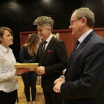 Międzynarodowy Dzień Osób Niepełnosprawnych. Wręczenie statuetek "Świętokrzyskich Burzycieli Barier im. Anny Sowy". Wyróżnienie w konkursie "Świętokrzyscy Burzyciele Barier im. Anny Sowy" dla Muzeum Narodowego w Kielcach w kategorii "Skuteczna Komunikacja". Wyróżnienie wręczają Krzysztof Słoń - senator RP i Andrzej Michalski - dyrektor świętokrzyskiego oddziału Państwowego Funduszu Rehabilitacji Osób Niepełnosprawnych / Marzena Mąkosa / Radio Kielce