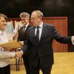 Międzynarodowy Dzień Osób Niepełnosprawnych. Wręczenie statuetek "Świętokrzyskich Burzycieli Barier im. Anny Sowy". Wyróżnienie w konkursie "Świętokrzyscy Burzyciele Barier im. Anny Sowy" dla Fundacji "Szansa dla Niewidomych" w kategorii "Skuteczna Komunikacja". Wyróżnienie wręczają Krzysztof Słoń - senator RP i Andrzej Michalski - dyrektor świętokrzyskiego oddziału Państwowego Funduszu Rehabilitacji Osób Niepełnosprawnych / Marzena Mąkosa / Radio Kielce