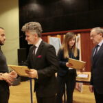 Międzynarodowy Dzień Osób Niepełnosprawnych. Wręczenie statuetek "Świętokrzyskich Burzycieli Barier im. Anny Sowy". Nagroda Specjalna w konkursie "Świętokrzyscy Burzyciele Barier im. Anny Sowy" dla Pana Piotra Frańka w kategorii "Skuteczna Komunikacja". Nagrodę wręcza Krzysztof Słoń - senator RP / Marzena Mąkosa / Radio Kielce