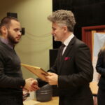 Międzynarodowy Dzień Osób Niepełnosprawnych. Wręczenie statuetek "Świętokrzyskich Burzycieli Barier im. Anny Sowy". Nagroda Specjalna w konkursie "Świętokrzyscy Burzyciele Barier im. Anny Sowy" dla Pana Piotra Frańka w kategorii "Skuteczna Komunikacja". Nagrodę wręcza Krzysztof Słoń - senator RP / Marzena Mąkosa / Radio Kielce