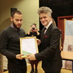 Międzynarodowy Dzień Osób Niepełnosprawnych. Wręczenie statuetek "Świętokrzyskich Burzycieli Barier im. Anny Sowy". Nagroda Specjalna w konkursie "Świętokrzyscy Burzyciele Barier im. Anny Sowy" dla Pana Piotra Frańka w kategorii "Skuteczna Komunikacja". Nagrodę wręcza Krzysztof Słoń - senator RP / Marzena Mąkosa / Radio Kielce