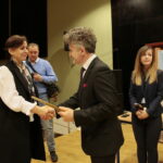 Międzynarodowy Dzień Osób Niepełnosprawnych. Wręczenie statuetek "Świętokrzyskich Burzycieli Barier im. Anny Sowy" Wyróżnienie w konkursie "Świętokrzyscy Burzyciele Barier im. Anny Sowy" dla Muzeum Narodowego w Kielcach w kategorii "Skuteczna Komunikacja". Po prawej Krzysztof Słoń - senator RP / Marzena Mąkosa / Radio Kielce