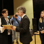 Międzynarodowy Dzień Osób Niepełnosprawnych. Wręczenie statuetek "Świętokrzyskich Burzycieli Barier im. Anny Sowy" Wyróżnienie w konkursie "Świętokrzyscy Burzyciele Barier im. Anny Sowy" dla Muzeum Narodowego w Kielcach w kategorii "Skuteczna Komunikacja". Po prawej Krzysztof Słoń - senator RP / Marzena Mąkosa / Radio Kielce