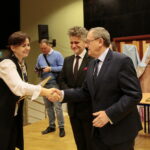 Międzynarodowy Dzień Osób Niepełnosprawnych. Wręczenie statuetek "Świętokrzyskich Burzycieli Barier im. Anny Sowy" Wyróżnienie w konkursie "Świętokrzyscy Burzyciele Barier im. Anny Sowy" dla Muzeum Narodowego w Kielcach w kategorii "Skuteczna Komunikacja". Po prawej Krzysztof Słoń - senator RP i Andrzej Michalski - dyrektor świętokrzyskiego oddziału Państwowego Funduszu Rehabilitacji Osób Niepełnosprawnych / Marzena Mąkosa / Radio Kielce