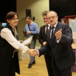 Międzynarodowy Dzień Osób Niepełnosprawnych. Wręczenie statuetek "Świętokrzyskich Burzycieli Barier im. Anny Sowy" Wyróżnienie w konkursie "Świętokrzyscy Burzyciele Barier im. Anny Sowy" dla Muzeum Narodowego w Kielcach w kategorii "Skuteczna Komunikacja". Po prawej Andrzej Michalski - dyrektor świętokrzyskiego oddziału Państwowego Funduszu Rehabilitacji Osób Niepełnosprawnych / Marzena Mąkosa / Radio Kielce