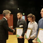 Międzynarodowy Dzień Osób Niepełnosprawnych. Wręczenie statuetek "Świętokrzyskich Burzycieli Barier im. Anny Sowy". Krzysztof Słoń - senator RP wręcza Nagrodę Specjalną w konkursie  "Świętokrzyscy Burzyciele Barier im. Anny Sowy" dla Pana Piotra Frańka w kategorii "Skuteczna Komunikacja" / Marzena Mąkosa / Radio Kielce