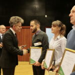 Międzynarodowy Dzień Osób Niepełnosprawnych. Wręczenie statuetek "Świętokrzyskich Burzycieli Barier im. Anny Sowy". Krzysztof Słoń - senator RP wręcza Nagrodę Specjalną w konkursie  "Świętokrzyscy Burzyciele Barier im. Anny Sowy" dla Pana Piotra Frańka w kategorii "Skuteczna Komunikacja" / Marzena Mąkosa / Radio Kielce