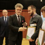 Międzynarodowy Dzień Osób Niepełnosprawnych. Wręczenie statuetek "Świętokrzyskich Burzycieli Barier im. Anny Sowy". Krzysztof Słoń - senator RP wręcza Nagrodę Specjalną w konkursie  "Świętokrzyscy Burzyciele Barier im. Anny Sowy" dla Pana Piotra Frańka w kategorii "Skuteczna Komunikacja" / Marzena Mąkosa / Radio Kielce