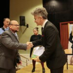 Międzynarodowy Dzień Osób Niepełnosprawnych. Wręczenie statuetek "Świętokrzyskich Burzycieli Barier im. Anny Sowy". Wyróżnienie w konkursie "Świętokrzyscy Burzyciele Barier im. Anny Sowy" dla Pana Piotra Kusiaka w kategorii "Przyjaciel Osób Niepełnosprawnych" wręcza Krzysztof Słoń - senator RP / Marzena Mąkosa / Radio Kielce