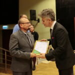 Międzynarodowy Dzień Osób Niepełnosprawnych. Wręczenie statuetek "Świętokrzyskich Burzycieli Barier im. Anny Sowy". Wyróżnienie w konkursie "Świętokrzyscy Burzyciele Barier im. Anny Sowy" dla Pana Piotra Kusiaka w kategorii "Przyjaciel Osób Niepełnosprawnych" wręcza Krzysztof Słoń - senator RP / Marzena Mąkosa / Radio Kielce