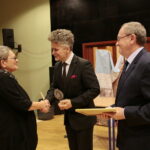 Międzynarodowy Dzień Osób Niepełnosprawnych. Wręczenie statuetek "Świętokrzyskich Burzycieli Barier im. Anny Sowy". Nagroda Specjalna w konkursie "Świętokrzyscy Burzyciele Barier im. Anny Sowy" dla Pani Barbary Zbylut w kategorii "Przyjaciel Osób Niepełnosprawnych". Nagrodę wręczają: Krzysztof Słoń - senator RP i Andrzej Michalski - dyrektor świętokrzyskiego oddziału Państwowego Funduszu Rehabilitacji Osób Niepełnosprawnych / Marzena Mąkosa / Radio Kielce