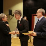 Międzynarodowy Dzień Osób Niepełnosprawnych. Wręczenie statuetek "Świętokrzyskich Burzycieli Barier im. Anny Sowy". Nagroda Specjalna w konkursie "Świętokrzyscy Burzyciele Barier im. Anny Sowy" dla Pani Barbary Zbylut w kategorii "Przyjaciel Osób Niepełnosprawnych". Nagrodę wręczają: Krzysztof Słoń - senator RP i Andrzej Michalski - dyrektor świętokrzyskiego oddziału Państwowego Funduszu Rehabilitacji Osób Niepełnosprawnych / Marzena Mąkosa / Radio Kielce