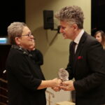 Międzynarodowy Dzień Osób Niepełnosprawnych. Wręczenie statuetek "Świętokrzyskich Burzycieli Barier im. Anny Sowy". Nagroda Specjalna w konkursie "Świętokrzyscy Burzyciele Barier im. Anny Sowy" dla Pani Barbary Zbylut w kategorii "Przyjaciel Osób Niepełnosprawnych". Nagrodę wręcza: Krzysztof Słoń - senator RP / Marzena Mąkosa / Radio Kielce