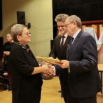 Międzynarodowy Dzień Osób Niepełnosprawnych. Wręczenie statuetek "Świętokrzyskich Burzycieli Barier im. Anny Sowy". Nagroda Specjalna w konkursie "Świętokrzyscy Burzyciele Barier im. Anny Sowy" dla Pani Barbary Zbylut w kategorii "Przyjaciel Osób Niepełnosprawnych". Nagrodę wręczają: Krzysztof Słoń - senator RP i Andrzej Michalski - dyrektor świętokrzyskiego oddziału Państwowego Funduszu Rehabilitacji Osób Niepełnosprawnych / Marzena Mąkosa / Radio Kielce