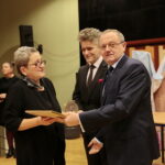 Międzynarodowy Dzień Osób Niepełnosprawnych. Wręczenie statuetek "Świętokrzyskich Burzycieli Barier im. Anny Sowy". Nagroda Specjalna w konkursie "Świętokrzyscy Burzyciele Barier im. Anny Sowy" dla Pani Barbary Zbylut w kategorii "Przyjaciel Osób Niepełnosprawnych". Nagrodę wręczają: Krzysztof Słoń - senator RP i Andrzej Michalski - dyrektor świętokrzyskiego oddziału Państwowego Funduszu Rehabilitacji Osób Niepełnosprawnych / Marzena Mąkosa / Radio Kielce