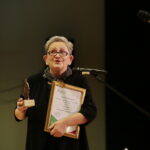 Międzynarodowy Dzień Osób Niepełnosprawnych. Wręczenie statuetek "Świętokrzyskich Burzycieli Barier im. Anny Sowy". Przemawia Barbara Zbylut nagrodzona w kategorii "Przyjaciel Osób Niepełnosprawnych" / Marzena Mąkosa / Radio Kielce