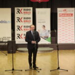 Międzynarodowy Dzień Osób Niepełnosprawnych. Wręczenie statuetek "Świętokrzyskich Burzycieli Barier im. Anny Sowy". Przemawia Andrzej Michalski - dyrektor świętokrzyskiego oddziału Państwowego Funduszu Rehabilitacji Osób Niepełnosprawnych / Marzena Mąkosa / Radio Kielce