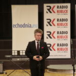 Międzynarodowy Dzień Osób Niepełnosprawnych. Wręczenie statuetek "Świętokrzyskich Burzycieli Barier im. Anny Sowy". Przemawia Krzysztof Słoń - senator RP / Marzena Mąkosa / Radio Kielce