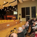 Międzynarodowy Dzień Osób Niepełnosprawnych. Wręczenie statuetek "Świętokrzyskich Burzycieli Barier im. Anny Sowy". Przemawia Krzysztof Słoń - senator RP / Marzena Mąkosa / Radio Kielce