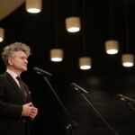 Międzynarodowy Dzień Osób Niepełnosprawnych. Wręczenie statuetek "Świętokrzyskich Burzycieli Barier im. Anny Sowy". Przemawia Krzysztof Słoń - senator RP / Marzena Mąkosa / Radio Kielce