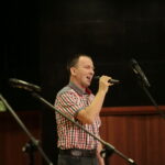 Międzynarodowy Dzień Osób Niepełnosprawnych. Wręczenie statuetek "Świętokrzyskich Burzycieli Barier im. Anny Sowy". Występuje podopieczny Warsztatu Terapii Zajęciowej z Końskich / Marzena Mąkosa / Radio Kielce