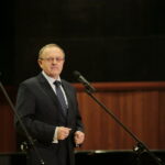 Międzynarodowy Dzień Osób Niepełnosprawnych. Wręczenie statuetek "Świętokrzyskich Burzycieli Barier im. Anny Sowy". Przemawia Andrzej Michalski - dyrektor świętokrzyskiego oddziału Państwowego Funduszu Rehabilitacji Osób Niepełnosprawnych / Marzena Mąkosa / Radio Kielce