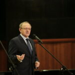 Międzynarodowy Dzień Osób Niepełnosprawnych. Wręczenie statuetek "Świętokrzyskich Burzycieli Barier im. Anny Sowy". Przemawia Andrzej Michalski - dyrektor świętokrzyskiego oddziału Państwowego Funduszu Rehabilitacji Osób Niepełnosprawnych / Marzena Mąkosa / Radio Kielce