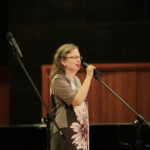 Międzynarodowy Dzień Osób Niepełnosprawnych. Wręczenie statuetek "Świętokrzyskich Burzycieli Barier im. Anny Sowy". Występuje podopieczna Fundacji "Nadzieja" / Marzena Mąkosa / Radio Kielce