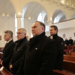 Msza święta w parafii św. Franciszka z Asyżu w Kielcach. Poświęcenie sztandaru. Na zdjęciu (od lewej): Krzysztof Słoń - senator RP, Andrzej Bętkowski - marszałek województwa świętokrzyskiego i Marek Kwitek - poseł PiS / Marzena Mąkosa / Radio Kielce