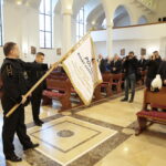 Msza święta w parafii św. Franciszka z Asyżu w Kielcach. Poświęcenie i przekazanie sztandaru / Marzena Mąkosa / Radio Kielce