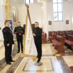 Msza święta w parafii św. Franciszka z Asyżu w Kielcach. Poświęcenie i przekazanie sztandaru / Marzena Mąkosa / Radio Kielce