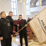 Msza święta w parafii św. Franciszka z Asyżu w Kielcach. Poświęcenie i przekazanie sztandaru / Marzena Mąkosa / Radio Kielce