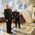 Msza święta w parafii św. Franciszka z Asyżu w Kielcach. Poświęcenie i przekazanie sztandaru / Marzena Mąkosa / Radio Kielce