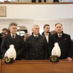 Msza święta w parafii św. Franciszka z Asyżu w Kielcach. Poświęcenie sztandaru. Na zdjęciu (od lewej): Krzysztof Słoń - senator RP, Andrzej Bętkowski - marszałek województwa świętokrzyskiego i Marek Kwitek - poseł PiS / Marzena Mąkosa / Radio Kielce