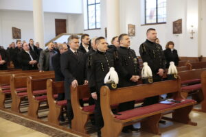 Msza święta w parafii św. Franciszka z Asyżu w Kielcach. Poświęcenie sztandaru / Marzena Mąkosa / Radio Kielce