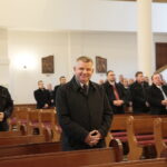 Msza święta w parafii św. Franciszka z Asyżu w Kielcach. Poświęcenie sztandaru. Na zdjęciu: Jarosław Rusiecki - senator RP / Marzena Mąkosa / Radio Kielce