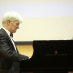 Recital fortepianowy na stulecie stosunków dyplomatycznych Polski i USA. Amerykański pianista Neal Larrabee / Marzena Mąkosa / Radio Kielce